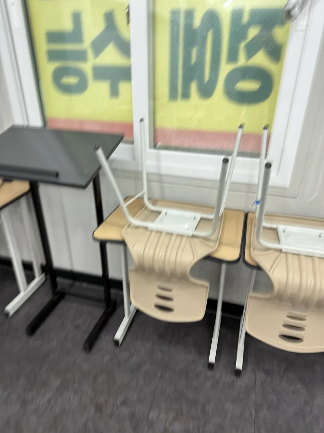 좌석 사이 바닥 — 남구 학원청소 현장