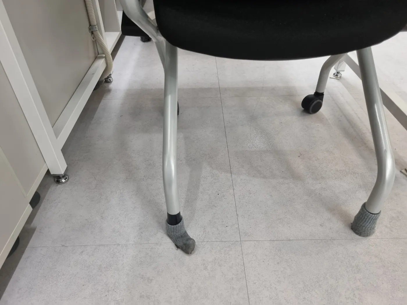 서구 학원청소 시공 현장 — 좌석 사이 바닥