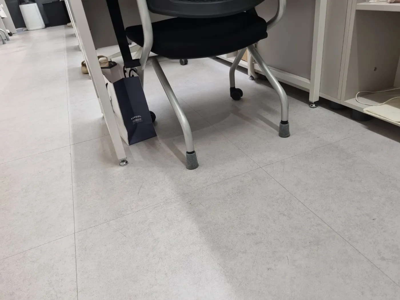 바닥 마감 상태 — 군위군 학원청소 현장
