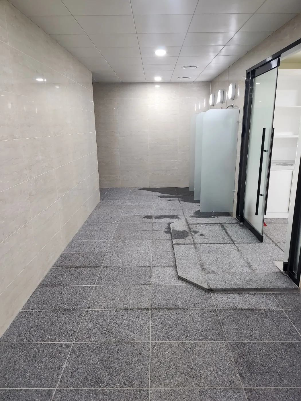 바닥 마감 상태 — 비산동 목욕탕청소 현장
