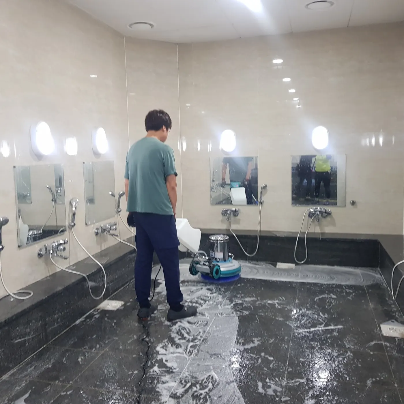 기계 세정 작업 — 중구 목욕탕청소 현장