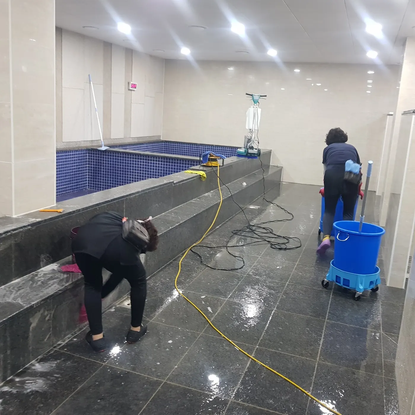 달성군 목욕탕청소 시공 현장 — 탕 내부 세정