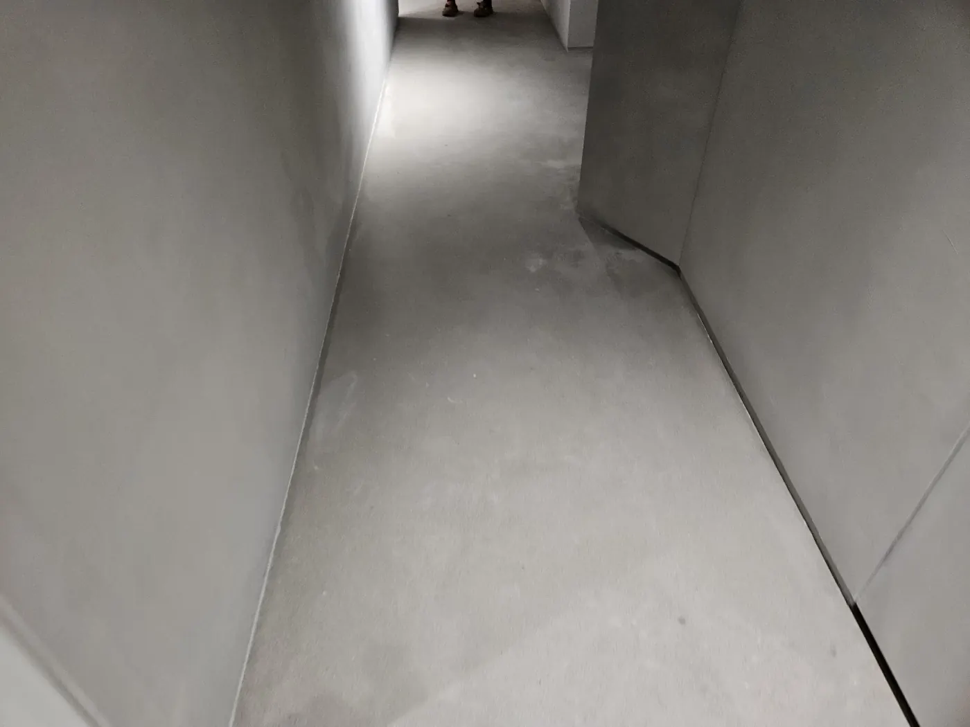 바닥 마감 상태 — 군위군 카페청소 현장