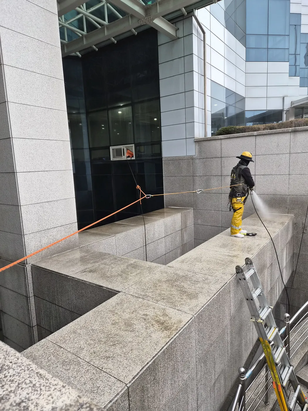 동구 외벽청소 시공 현장 — 고압 세척