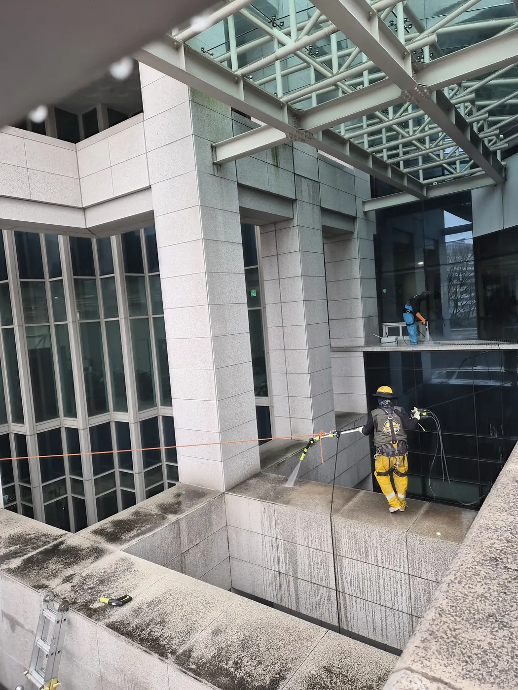 남구 외벽청소 시공 현장 — 고압 세척