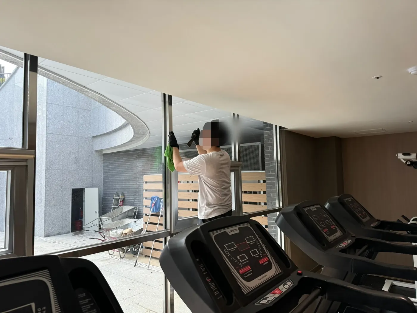 작업 진행 — 서구 헬스장청소 현장