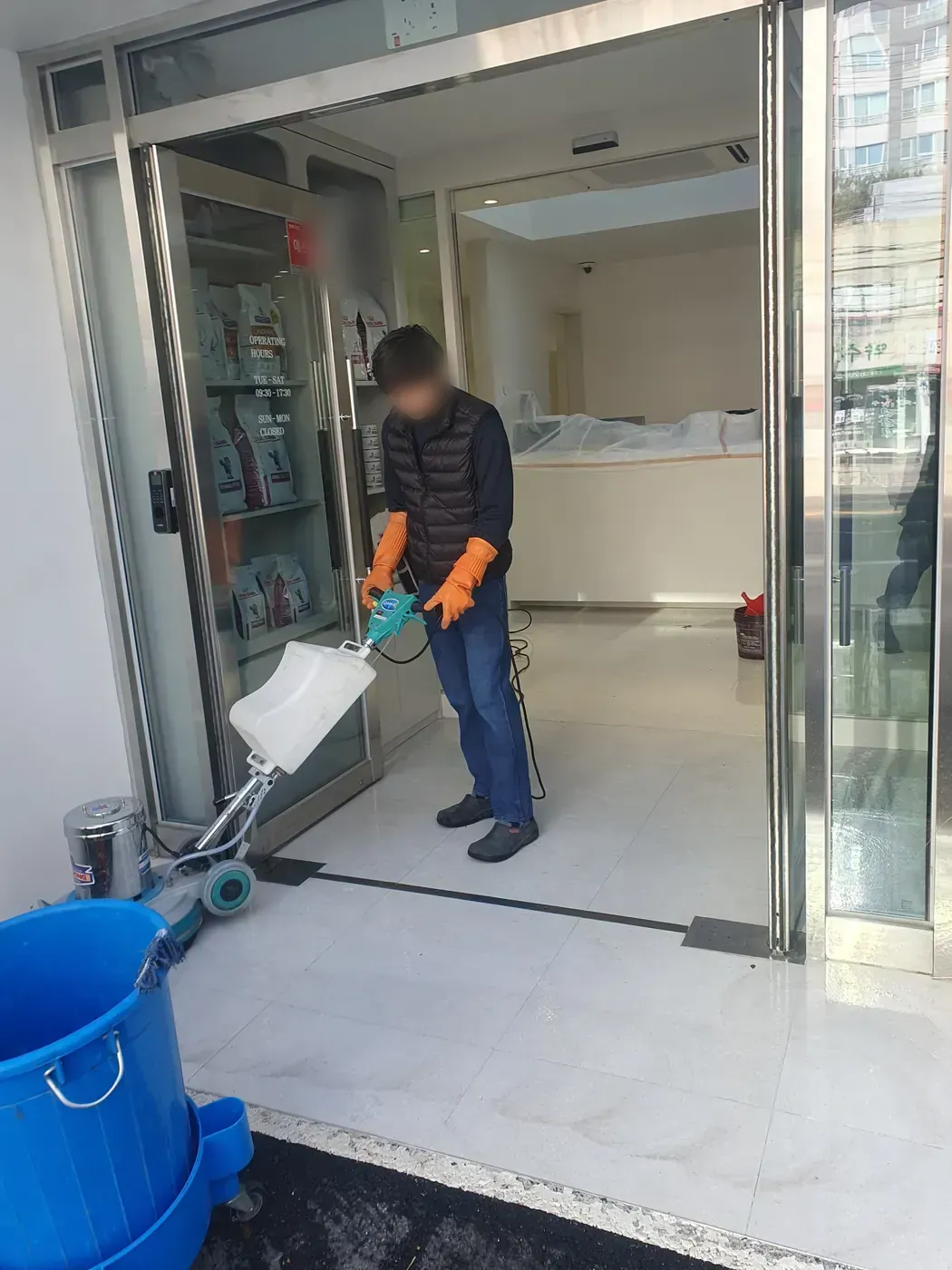 바닥 광택 작업 — 감삼동 병원청소 현장
