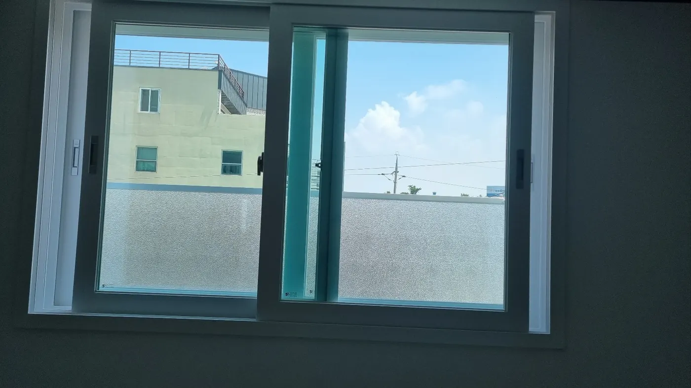 창틀 레일 청소 — 원대동3가 입주청소 현장