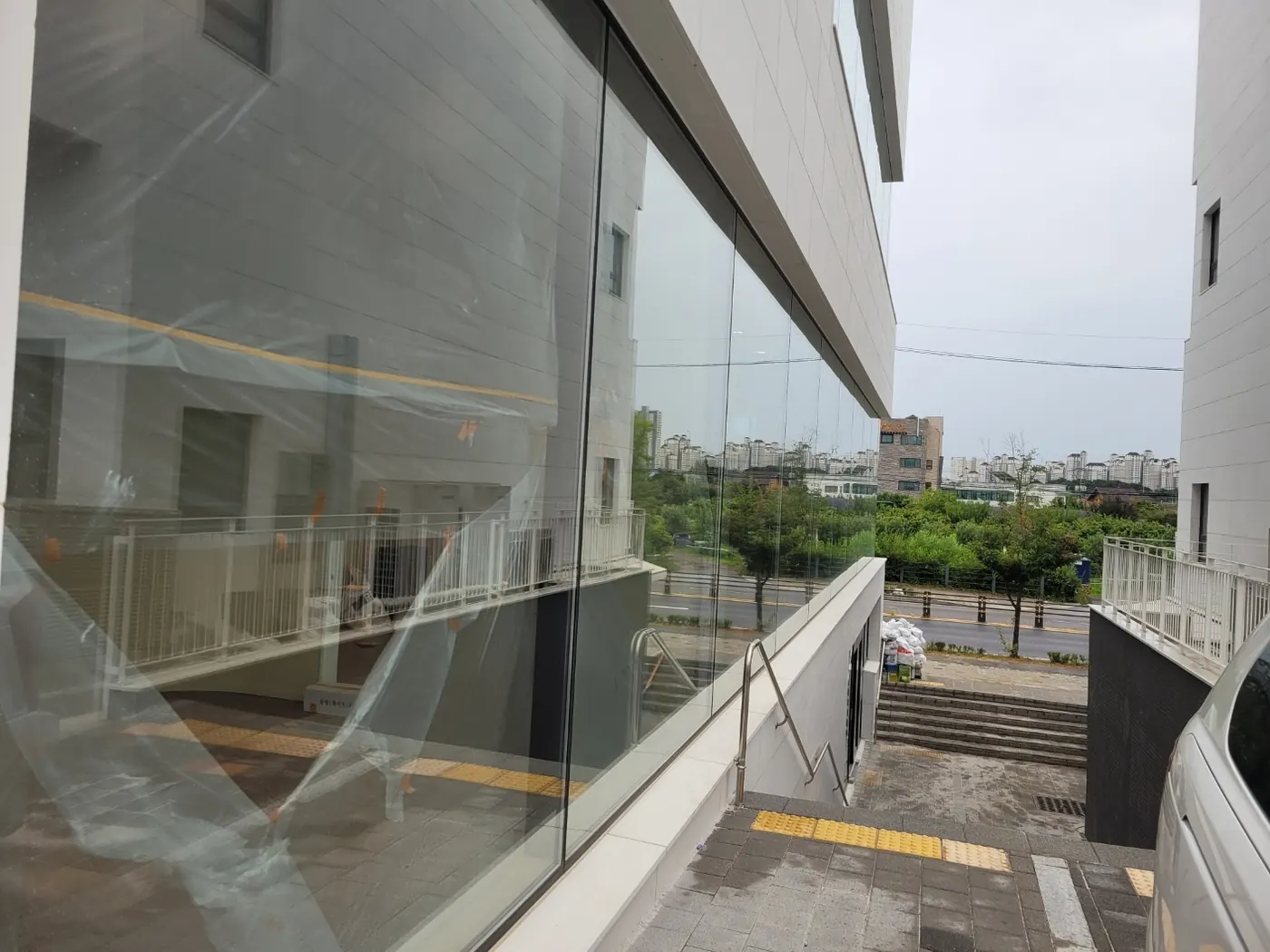 창호 마감 확인 — 팔달동 준공청소 현장