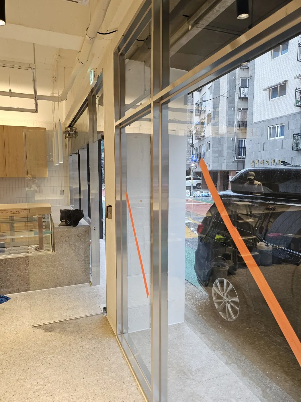 창호 마감 확인 — 남일동 준공청소 현장