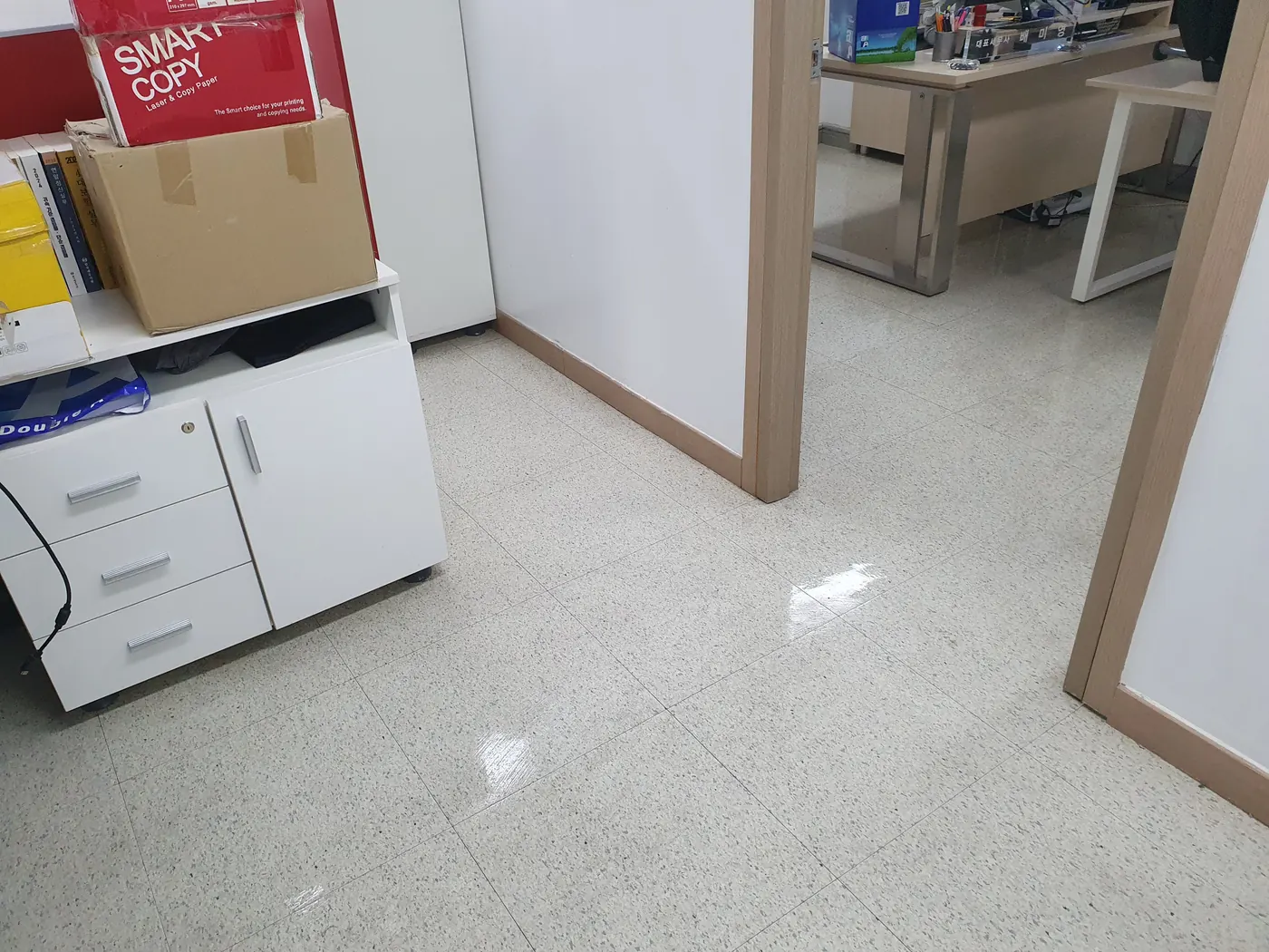 대신동 사무실청소 시공 현장 — 바닥 광택 마감