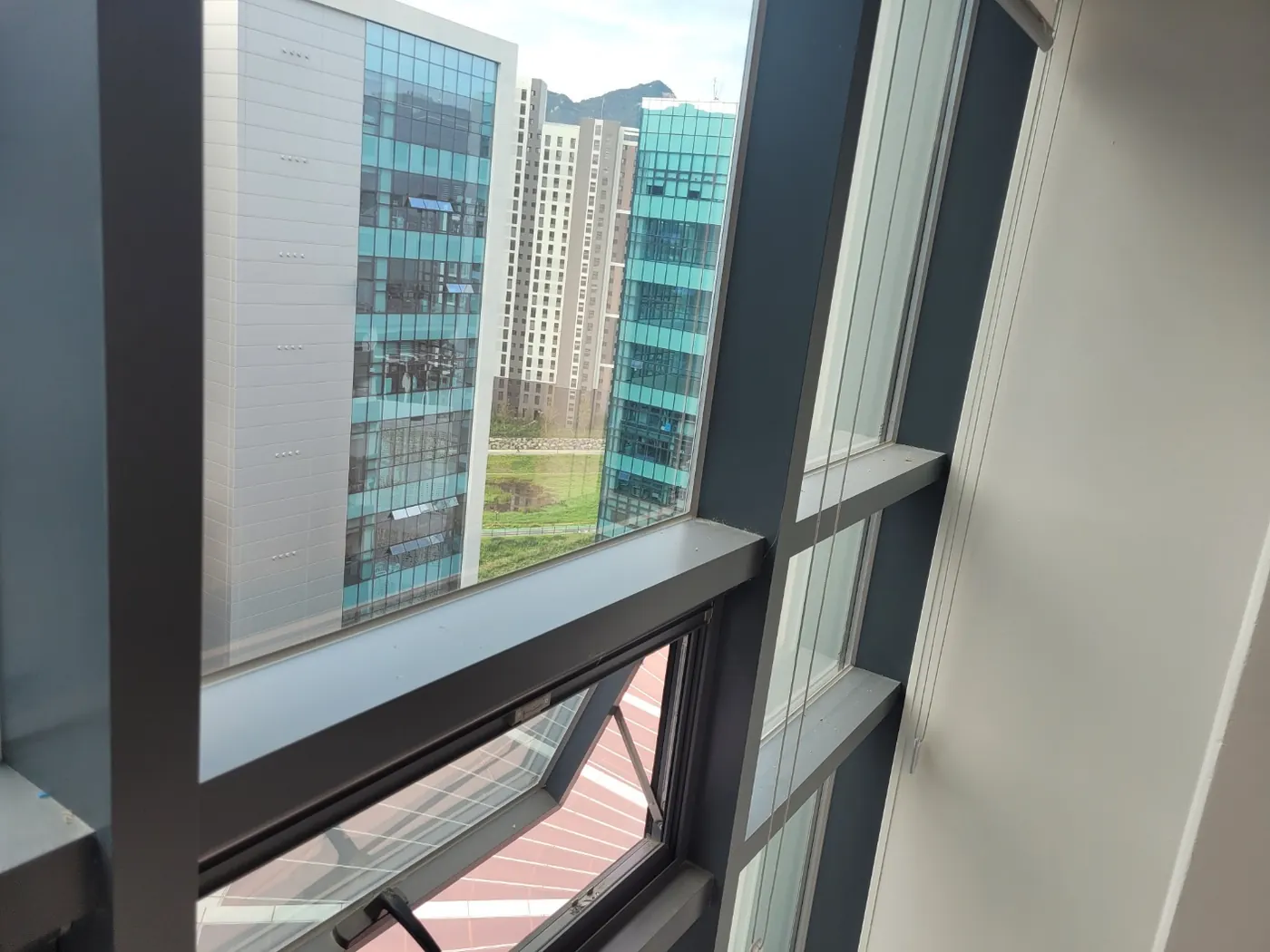 창호 프레임 마감 — 덕산동 사무실청소 현장
