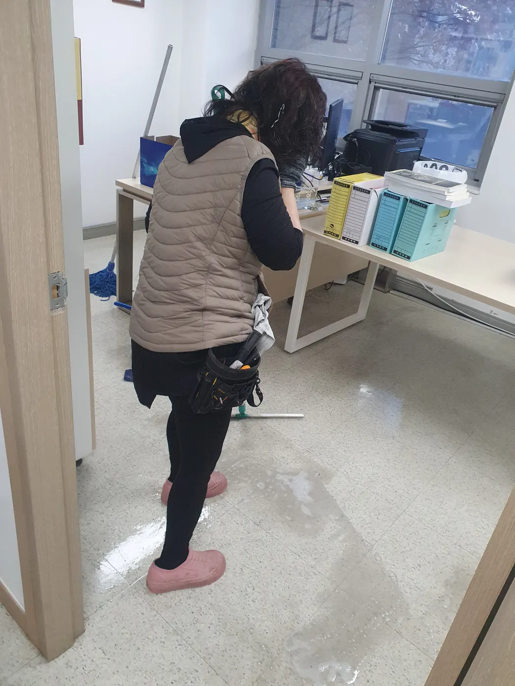 바닥 물걸레 마감 — 달서구 사무실청소 현장