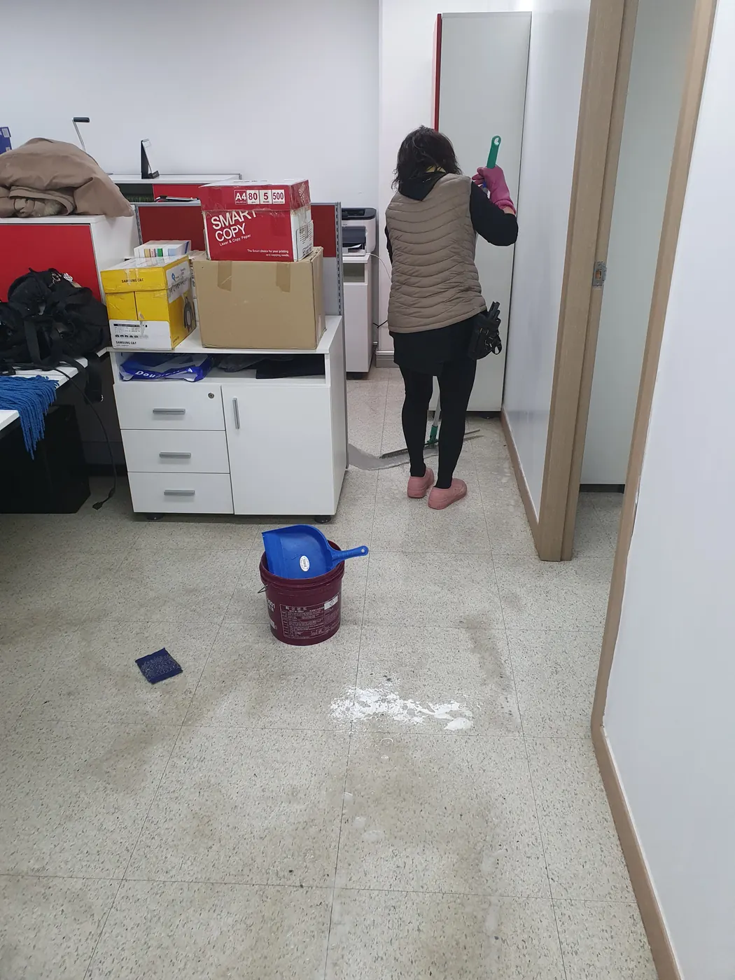 바닥 세정 진행 — 삼덕동 사무실청소 현장