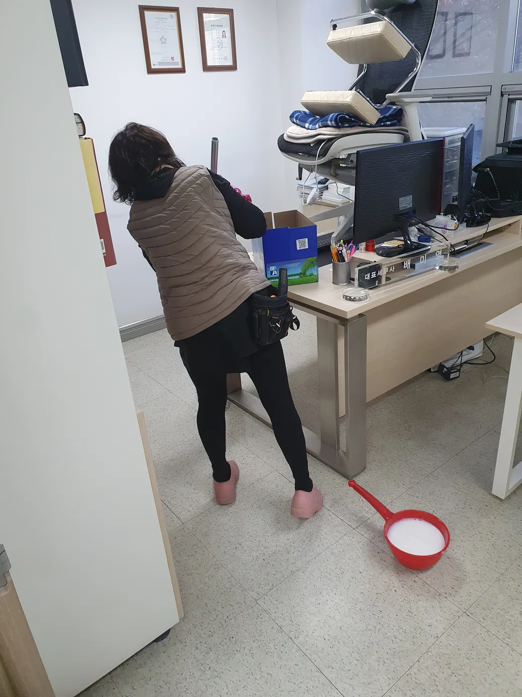 바닥 세정 진행 — 달성군 사무실청소 현장