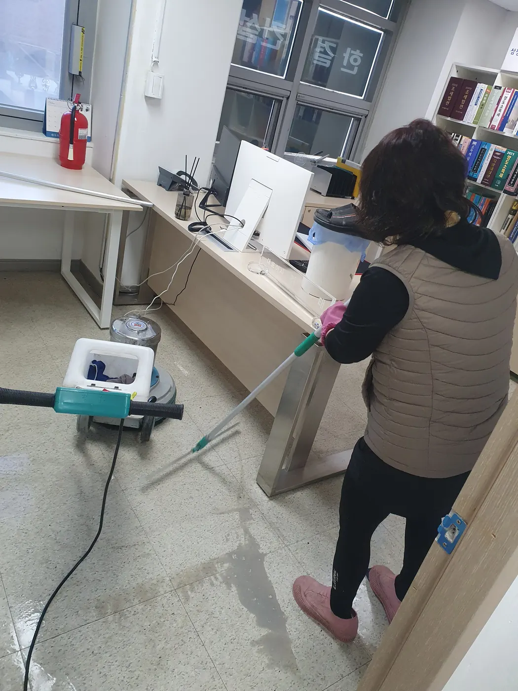 기계 세정 진행 — 동내동 사무실청소 현장