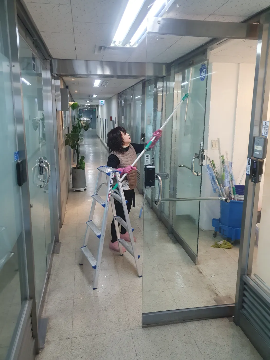외부 유리 작업 — 달성군 사무실청소 현장
