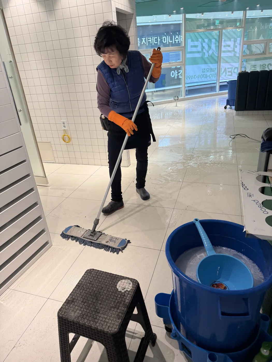 구암동 식당청소 시공 현장 — 주방 바닥 세정