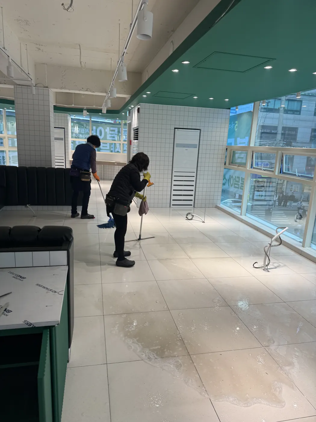 도학동 식당청소 시공 현장 — 주방 바닥 세정