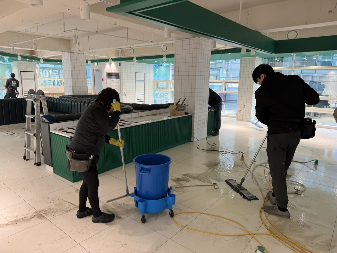 신당동 식당청소 시공 현장 — 바닥 마감 상태