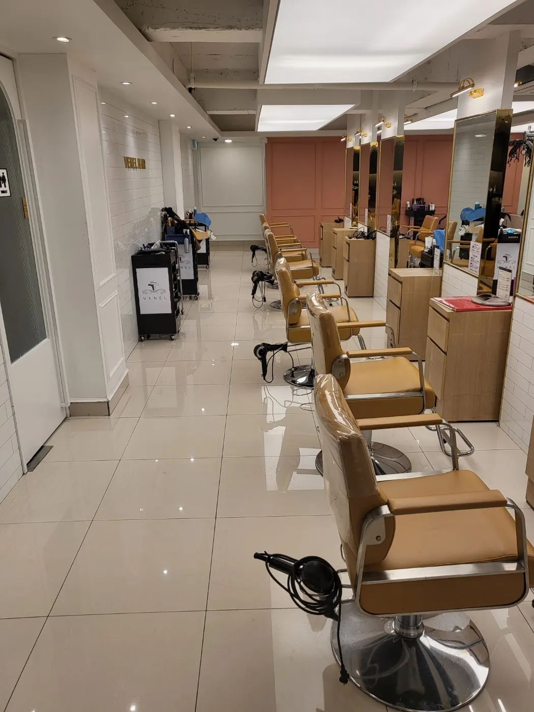 내곡동 미용실청소 시공 현장 — 거울·집기 관리