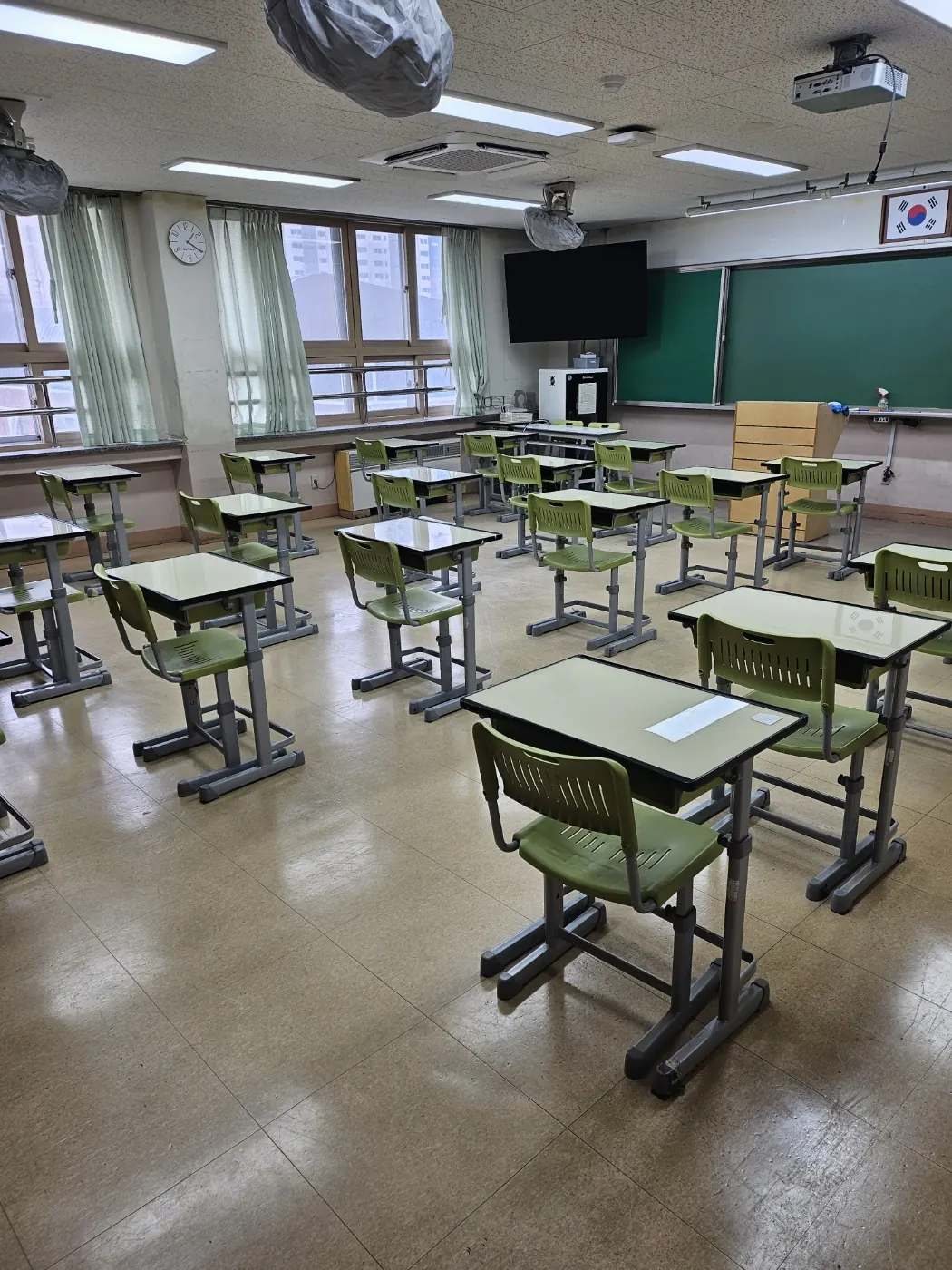 본동 학교청소 시공 현장 — 교실 마감