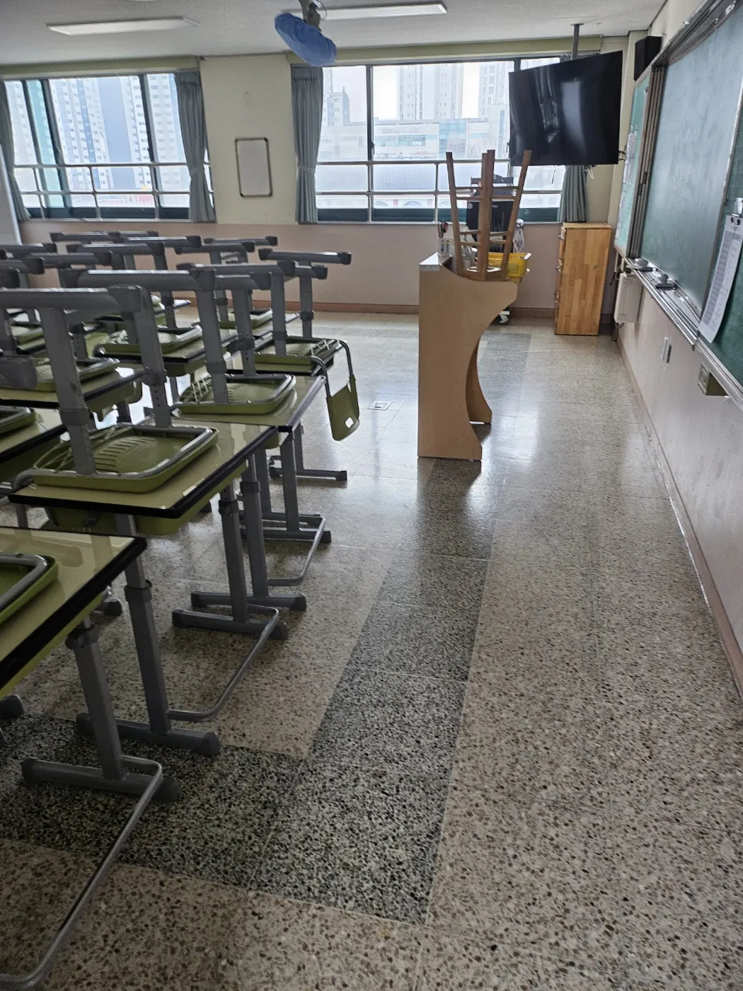 본리동 학교청소 시공 현장 — 교실 마감