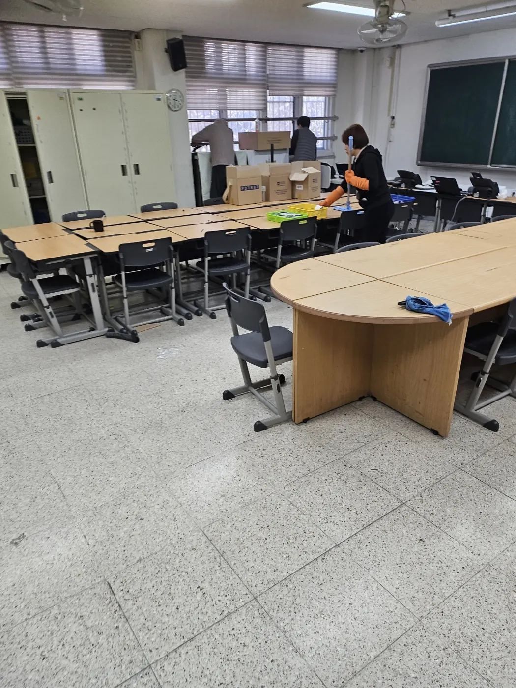 군위군 학교청소 시공 현장 — 교실 정리