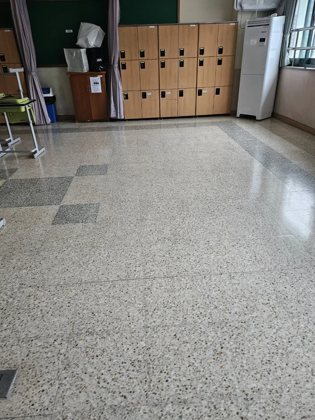 둔산동 학교청소 시공 현장 — 통로 정리