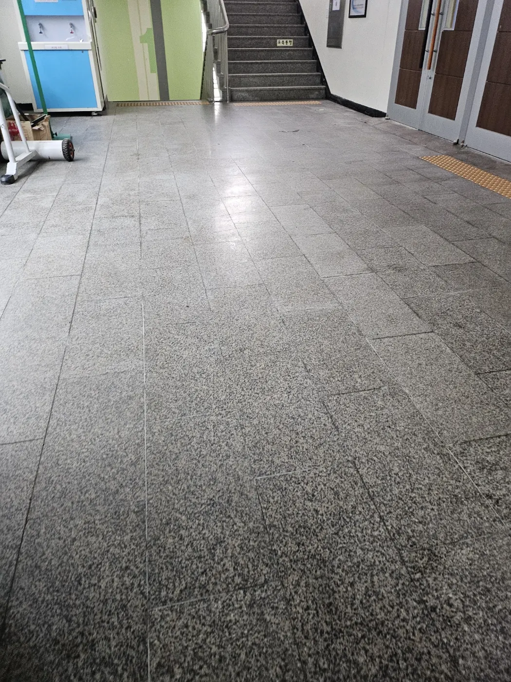 가천동 학교청소 시공 현장 — 통로 정리