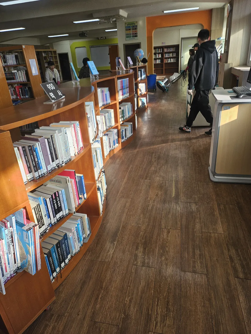 도서관 정리 — 동구 학교청소 현장