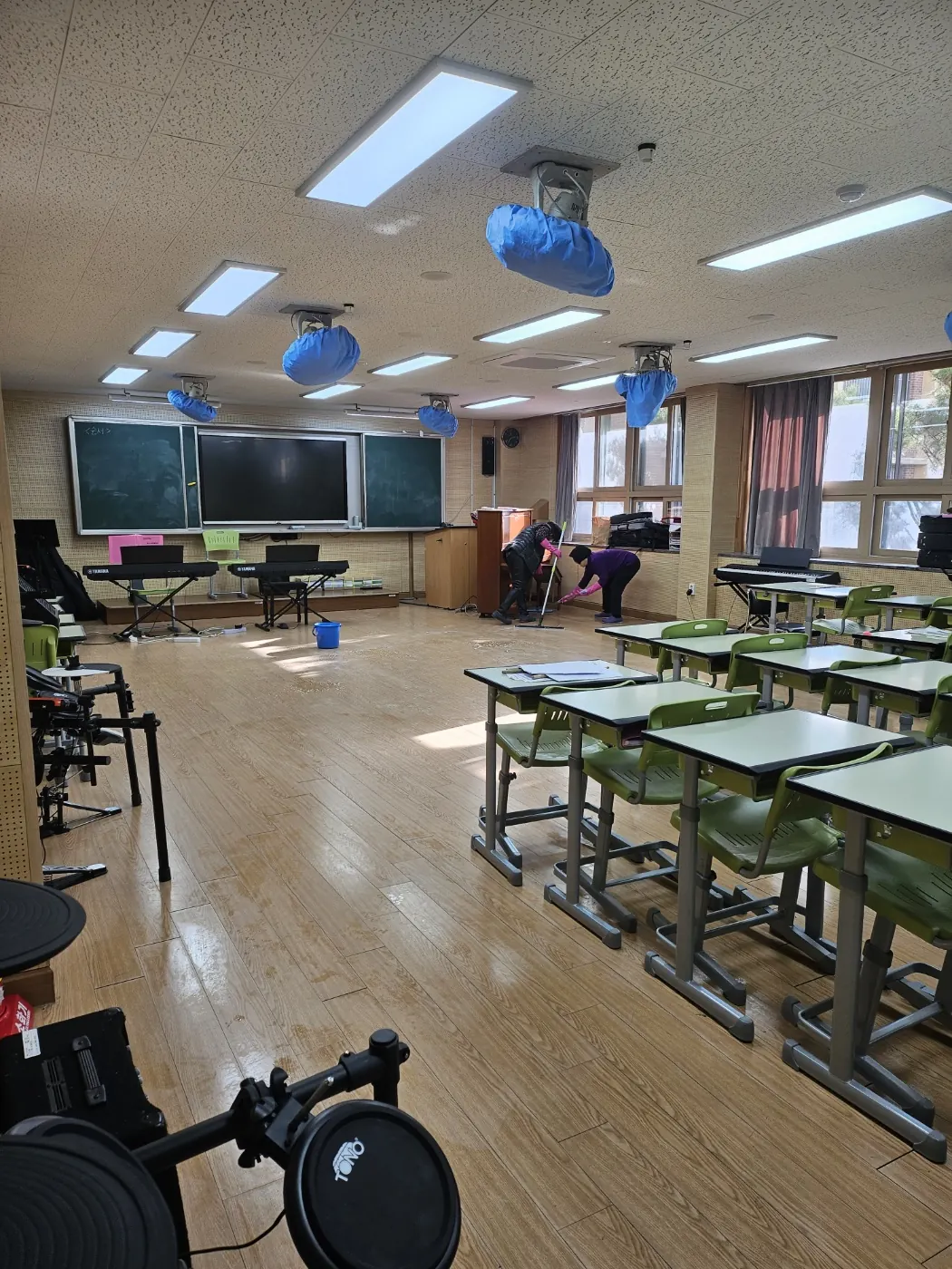 세정 진행 — 두산동 학교청소 현장